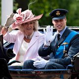 2010: Es ist das letzte Jahr, in dem Prinz William ohne Kate an der Parade teilnimmt. Zwölf Monate später soll sein Platz in der Kutsche neben Herzogin Camilla von der brünetten Schönheit eingenommen werden.