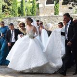 Ein echter Cinderella-Moment: Das Brautkleid von Victoria Swarovski hat einen weiten, ausgestellten Rock und eine super lange Schleppe.