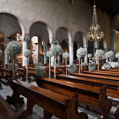 Wir erhaschen einen Blick auf die Dekoration im Inneren der Kirche. 