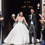 16. Juni 2017: Victoria Swarovski und Werner Münz   So glücklich sieht man als frisch getrautes Ehepaar aus: Jubelnd verlassen Victoria Swarovski und Werner Mürz die Kirche. Die Kristall-Erbin und der Immobilien-Investor gehen den Bund der Ehe in der Kathedrale San Giusto in Triest ein. 