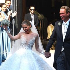 Sängerin Victoria Swarovski ist überglücklich; das ist unübersehbar. Fast wie einen Pokal, hält sie den Brautstrauß in die Höhe.