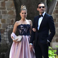 Unter den Zahlreichen Gästen ist auch Model und Moderatorin Sylvie Meis. In ihrem eleganten Kleid steht sie an der Seite ihres Verlobten Charbel Aouad.