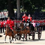 Was für ein Spektakel: Vor britischem Militär und Tausenden von Zuschauern lässt sich Herzogin Catherine über den Horse Guards Parade kutschieren.