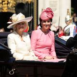 Herzoginnen Camilla und Catherine lassen sich gut gelaunt über den Platz fahren.