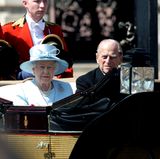 Die Queen, das Geburtstagskind höchstpersönlich und Ehemann Prinz Philip in der Kutsche.