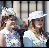 Prinzessin Eugenie und Prinzessin Beatrice lassen sich bei Trooping the Colour, der offiziellen Geburtstagsparade für die Queen, über den Platz kutschieren.