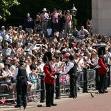 Zahlreiche Besucher freuen sich auf die Parade. Sie warten gespannt auf ihre Lieblingsroyals, die gleich in Kutschen über den Platz gefahren werden.