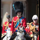 In traditionellem militärischen Gewand, mit dem charakteristischen "Bearskin Hat", reitet Prinz William voran.