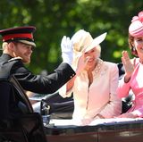2017  Auch Prinz Harry ist mit in der Kutsche: Fans warten gebannt, ob seine Freundin Meghan Markle mit dabei sein wird. 