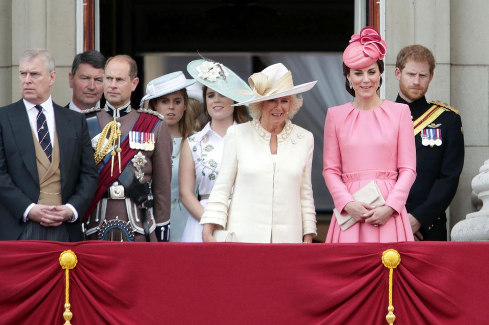 Auf dem Balkon des Buckingham-Palasts: Prinz Andrew, Prinz Edward, Prinzessin Beatrice, Prinzessin Eugenie, Herzogin Camilla, Herzogin Catherine und Prinz Harry bei "Trooping the Colour", der offiziellen Geburtstagsparade für die Queen am Horse Guards Parade. Auf dem Balkon des Buckingham-Palasts: Prinz Andrew, Prinz Edward, Prinzessin Beatrice, Prinzessin Eugenie, Herzogin Camilla, Herzogin Catherine und Prinz Harry bei "Trooping the Colour", der offiziellen Geburtstagsparade für die Queen am Horse Guards Parade.
