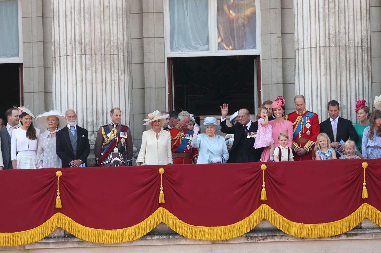 Die ganze große königliche Familie ist auf dem Balkon angetreten, mit wenigen Ausnahmen. Insgesamt rund 50 Personen feiern hier mit Queen Elizabeth.