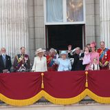 Die ganze große königliche Familie ist auf dem Balkon angetreten, mit wenigen Ausnahmen. Insgesamt rund 50 Personen feiern hier mit Queen Elizabeth.