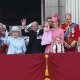 Gemeinsam mit Ehemann Prinz Philip, den Enkeln Prinz Harry und William, Herzogin Catherine und ihren Urenkeln winkt Queen Elizabeth dem Volk zu.