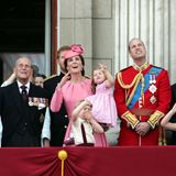 Ja was passiert da so Interessantes am Himmel? Herzogin Catherine, Prinz William und ihre Kinder Prinz George und Prinzessin Charlotte bestaunen die Flugshow über dem Palast.