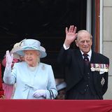 Das Geburtstagskind grüßt zum Abschluss: Queen Elizabeth und Prinz Philip auf dem Balkon des Buckingham-Palasts.