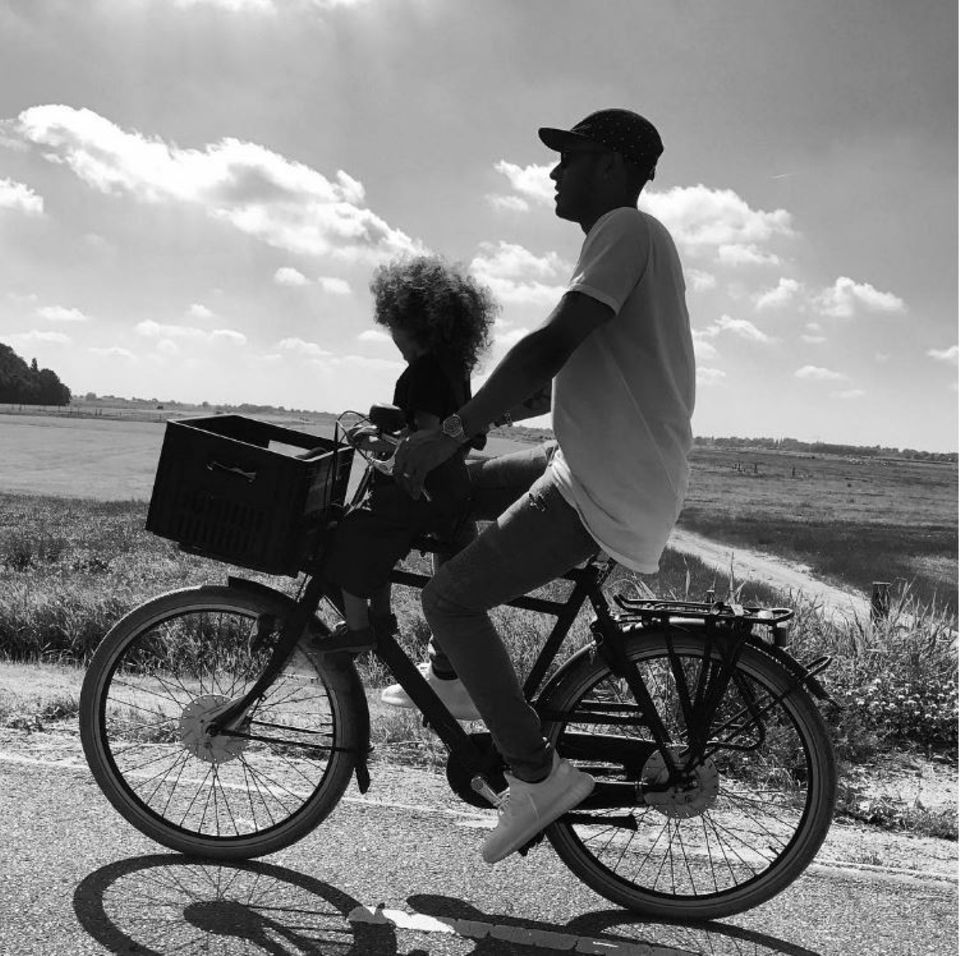 Nicht nur ihren eigenen Vater, sondern auch den Vater ihrer Kinder grüßt Model Doutzen Kroes zum Vatertag. Dazu postet sie dieses stimmungsvolle Foto von Ehemann Sunnery James und Tochter Myllena.