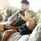 Auf die Kuscheleinheit folgt Spielzeit: Zusammen mit Papa Michael zockt Boomer Videospiele. "Ich hab den besten Papa!" steht unter dem Schnappschuss auf Instagram