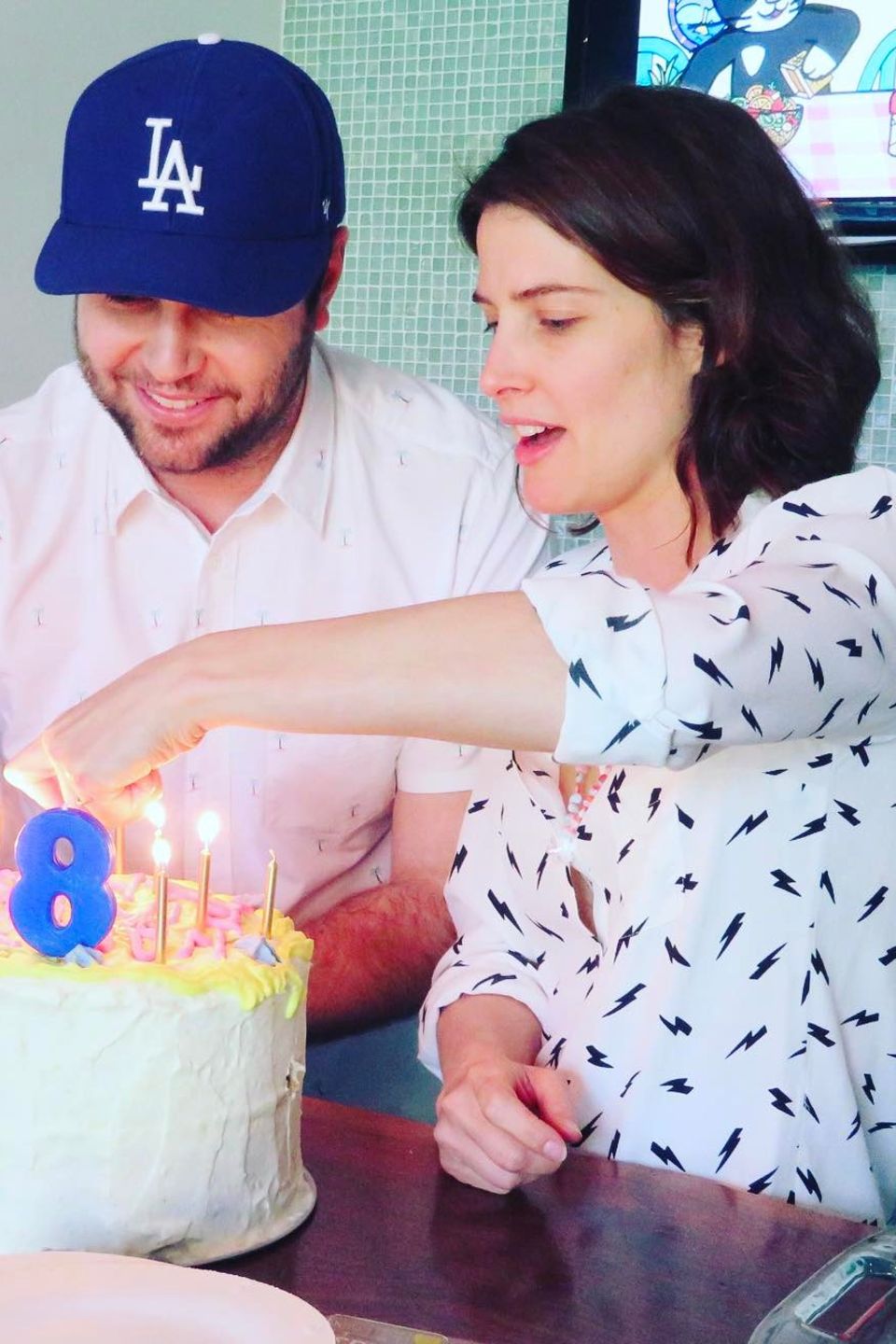 Cobie Smulders feiert alle sensiblen, starken, liebevollen und geduldigen Vätern. Ihrem Eheman Taran dankt sie dafür, dass er ein so toller Partner und Elternteil ist "PS: Er hat die Torte gebacken" gibt die Schauspielerin zu. 