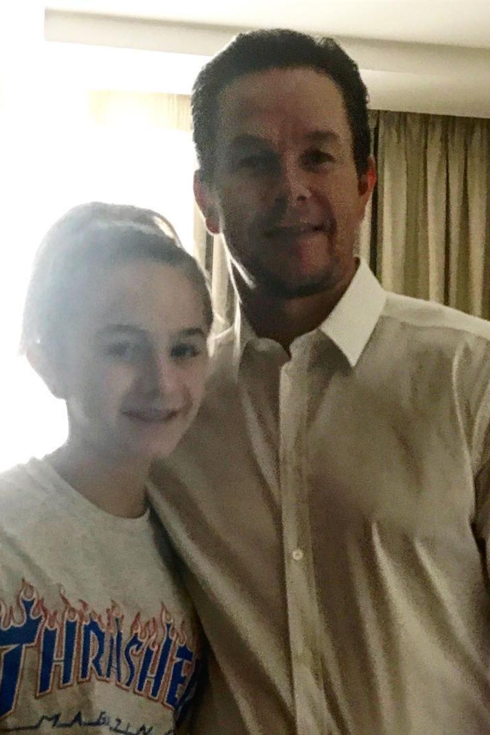 Stolzer Papa: Mark Wahlberg mit seiner Tochter. Er vermisse seine Frau und die drei weiteren Kinder, schrieb der Schauspieler und wünschte allen Vätern einen frohen Vatertag