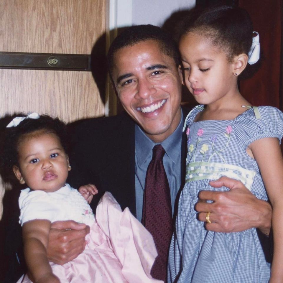 "Unsere Töchter mögen heute größer und älter sein, aber sie werden immer deine kleinen Mädchen sein", schreibt Michelle Obama zu diesem süßen Schnappschuss von Ex-Präsident Barack Obama mit den Töchtern Malia und Sasha. 