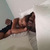 Reality-Star Kim Kardashian teilt dieses süße Kuschelfoto von Ehemann Kanye West und Tochter North und schreibt "Danke, dass Du so ein toller Dad für unsere Babies bist".