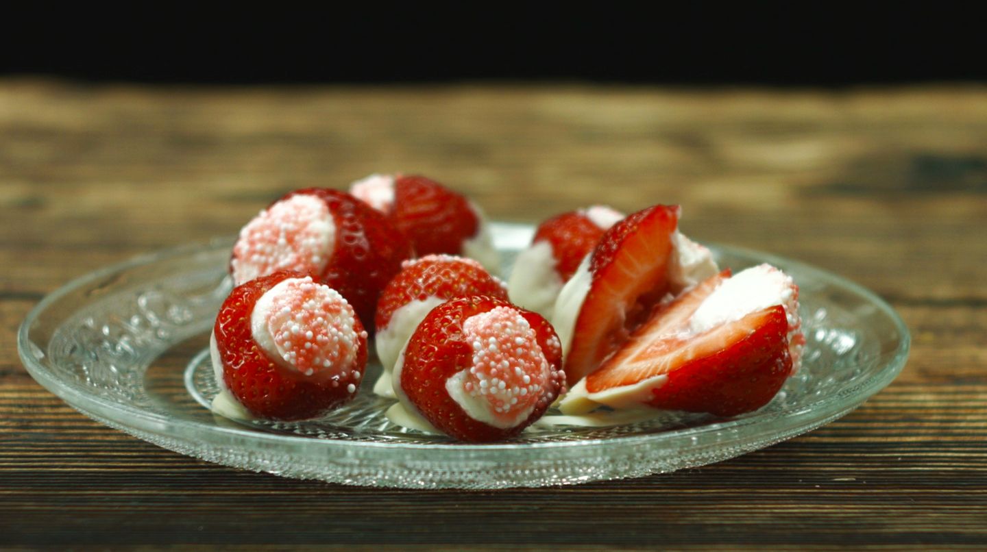 Erdbeer-Pralinen: So einfach kann man Erdbeeren füllen | GALA.de