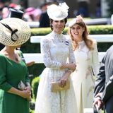 Das Kleid von Herzogin Catherine ist ein wahrgewordener Kleidertraum des britischen Labels Alexander McQueen. Weiße Spitze und ein weiblicher Schnitt lassen das Kleid wie ein Hochzeitskleid wirken. Dazu kombiniert die Frau von Prinz William eine goldene Clutch und die selben nude-farbenen Pumps, wie bei ihrem Debut im vorherigen Jahr. 