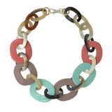 Bunt lackiertes Glieder-Collier "Britt" aus Büffelhorn. Von Yulyaffairs, ca. 270 Euro, über yulyaffairs.de