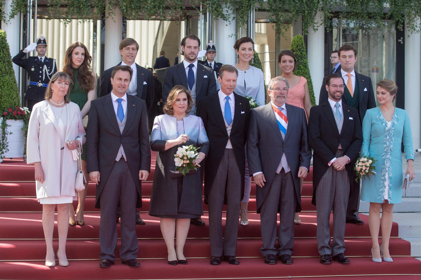 Die großherzogliche Familie um Großherzog Henri und Großherzogin Maria Teresa sowie Premierminister Xavier Bettel am Nationalfeiertag 2016.