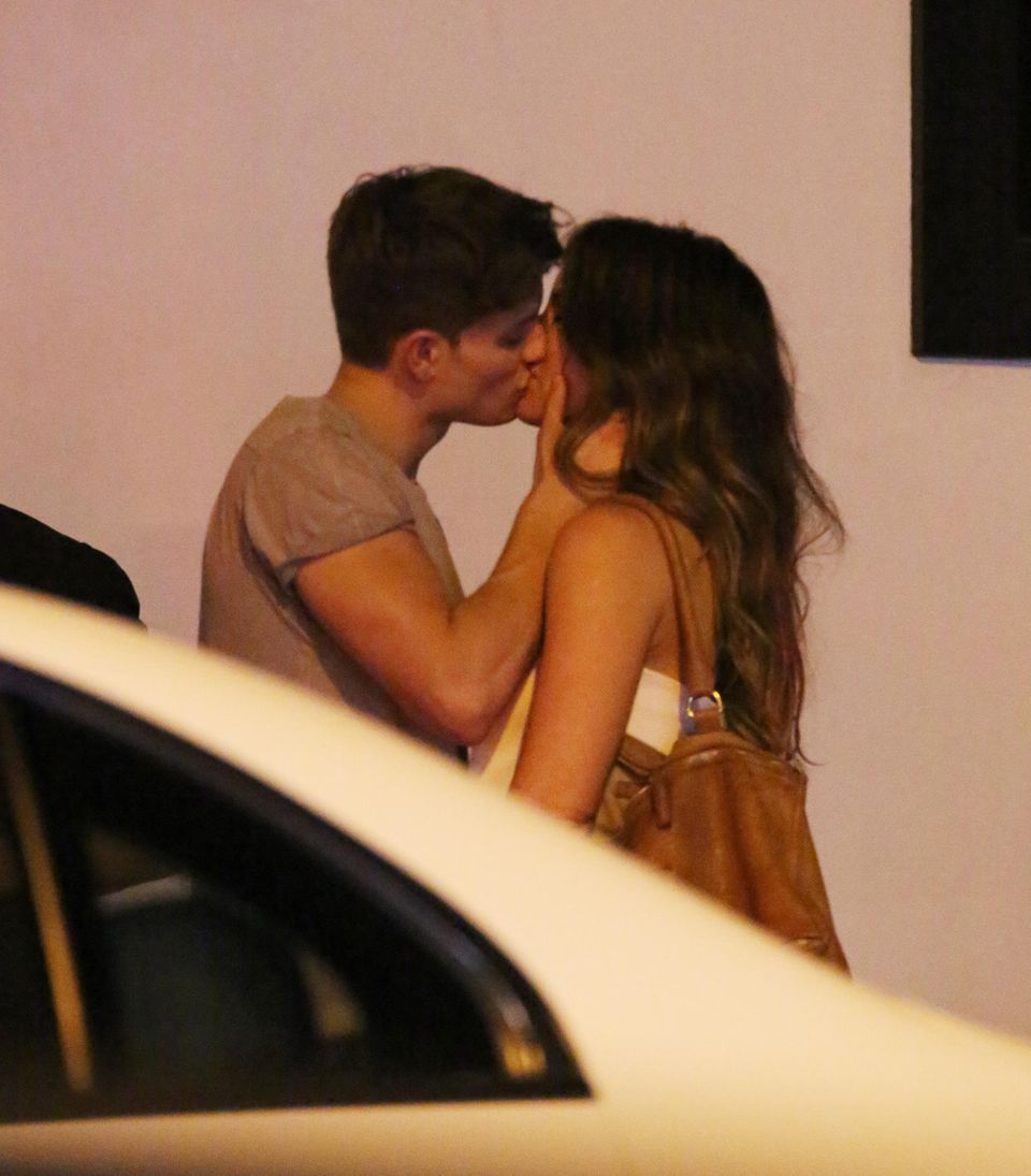 Hollywoodstar Kate Beckinsale wird mit ihrem Lover Matt Rife abgelichtet: Die Flamme der 44-Jährigen ist gerade einmal 22 Jahre alt, Model und Schauspieler. So richtig ernst scheint es Kate aber nicht zu meinen; Gerüchten zufolge handelt es sich mehr um eine On-Off-Beziehung. Hollywoodstar Kate Beckinsale wird mit ihrem Lover Matt Rife abgelichtet: Die Flamme der 44-Jährigen ist gerade einmal 22 Jahre alt, Model und Schauspieler. So richtig ernst scheint es Kate aber nicht zu meinen; Gerüchten zufolge handelt es sich mehr um eine On-Off-Beziehung.