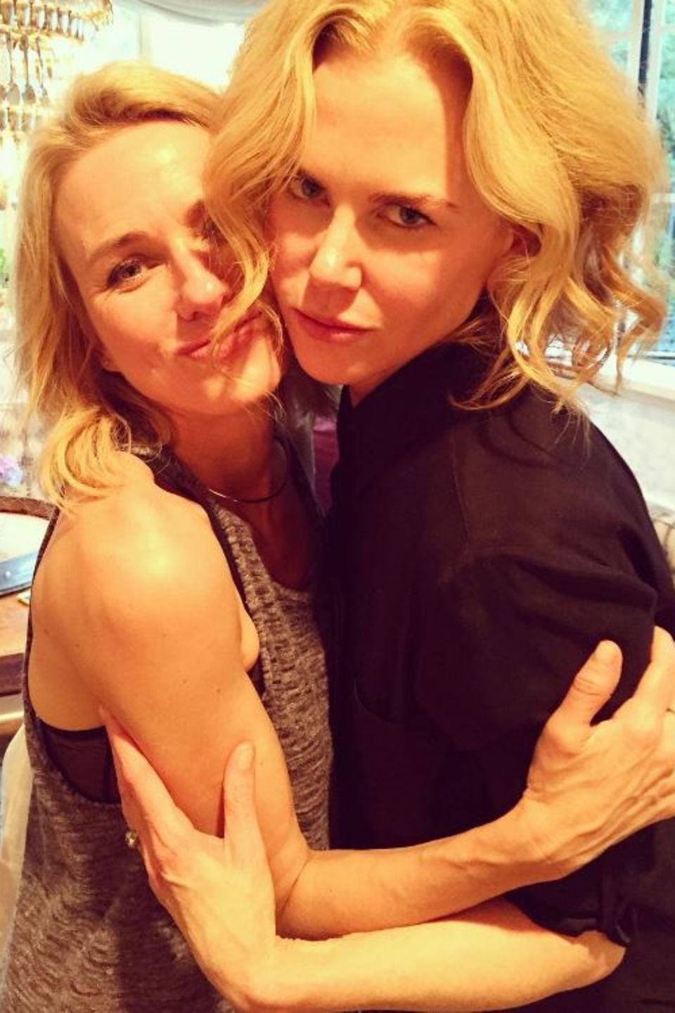 Naomi Watts und Nicole Kidman "Happy Birthday an diese wunderschöne Frau", postet Naomi Watts. Zu dem innigen Foto schreibt sie auch: "Ein bemerkenswerter Mensch, der so viel Liebe und gute Laune an seine Mitmenschen verbreitet." Die Hollywoodstars sind nun schon seit 26 Jahren beste Freundinnen. Naomi Watts und Nicole Kidman "Happy Birthday an diese wunderschöne Frau", postet Naomi Watts. Zu dem innigen Foto schreibt sie auch: "Ein bemerkenswerter Mensch, der so viel Liebe und gute Laune an seine Mitmenschen verbreitet." Die Hollywoodstars sind nun schon seit 26 Jahren beste Freundinnen.