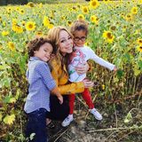 Zum Vatertag postet Mariah Carey ein Bild von sich, Moroccan und Monroe in einem Sonnenblumenfeld. 