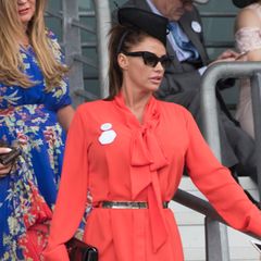 Die sonst nicht für ihren lady-haften Stil bekannte Katie Price mischt sich ebenfalls unter die Gäste des royalen Mega-Events. 