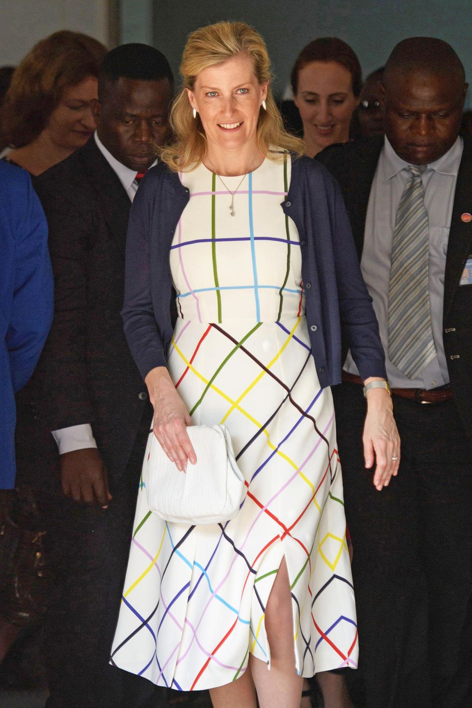 Auch Gräfin Sophie von Wessex hat das Kleid schon getragen. Und das erst vor einigen Wochen. Welcher Lady steht das Kleid für rund 1.500 Euro besser? Auch Gräfin Sophie von Wessex hat das Kleid schon getragen. Und das erst vor einigen Wochen. Welcher Lady steht das Kleid für rund 1.500 Euro besser?