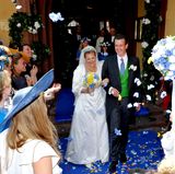 24. Juni 2017  Bei der Adelshochzeit von Sophie Prinzessin zu Löwenstein-Wertheim-Freudenberg und Constantin Graf Fugger von Babenhausen in der historischen Altstadt von Wertheim haben Hunderte Gäste und Schaulustige das Brautpaar hochleben lassen. In einem Oldtimer ging es zur Trauung in der spätgotischen Stiftskirche.  Die Braut trug einen Schleier aus Brüsseler Spitze aus dem Jahr 1860. Das Brautkleid stammt aus München, wo das Paar lebt. Sie selbst haben sich vor acht Jahren bei einer Hochzeit kennengelernt. 