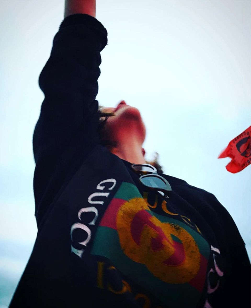 Festival-Looks sollten möglichst bequem sein. Glastonbury-Fan Emilia Clarke zeigt mit ihrem Gucci-Pullover aber auch etwas Luxus. Festival-Looks sollten möglichst bequem sein. Glastonbury-Fan Emilia Clarke zeigt mit ihrem Gucci-Pullover aber auch etwas Luxus.