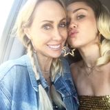 Miley Cyrus und Mutter Tish Cyrus (li.) haben sich lieb. Um eine Sache muss sich Tochter Miley keine Sorgen machen, nämlich um gute Gene. Mit ihren mittlerweile 50 Jahren sieht sie einfach toll aus.