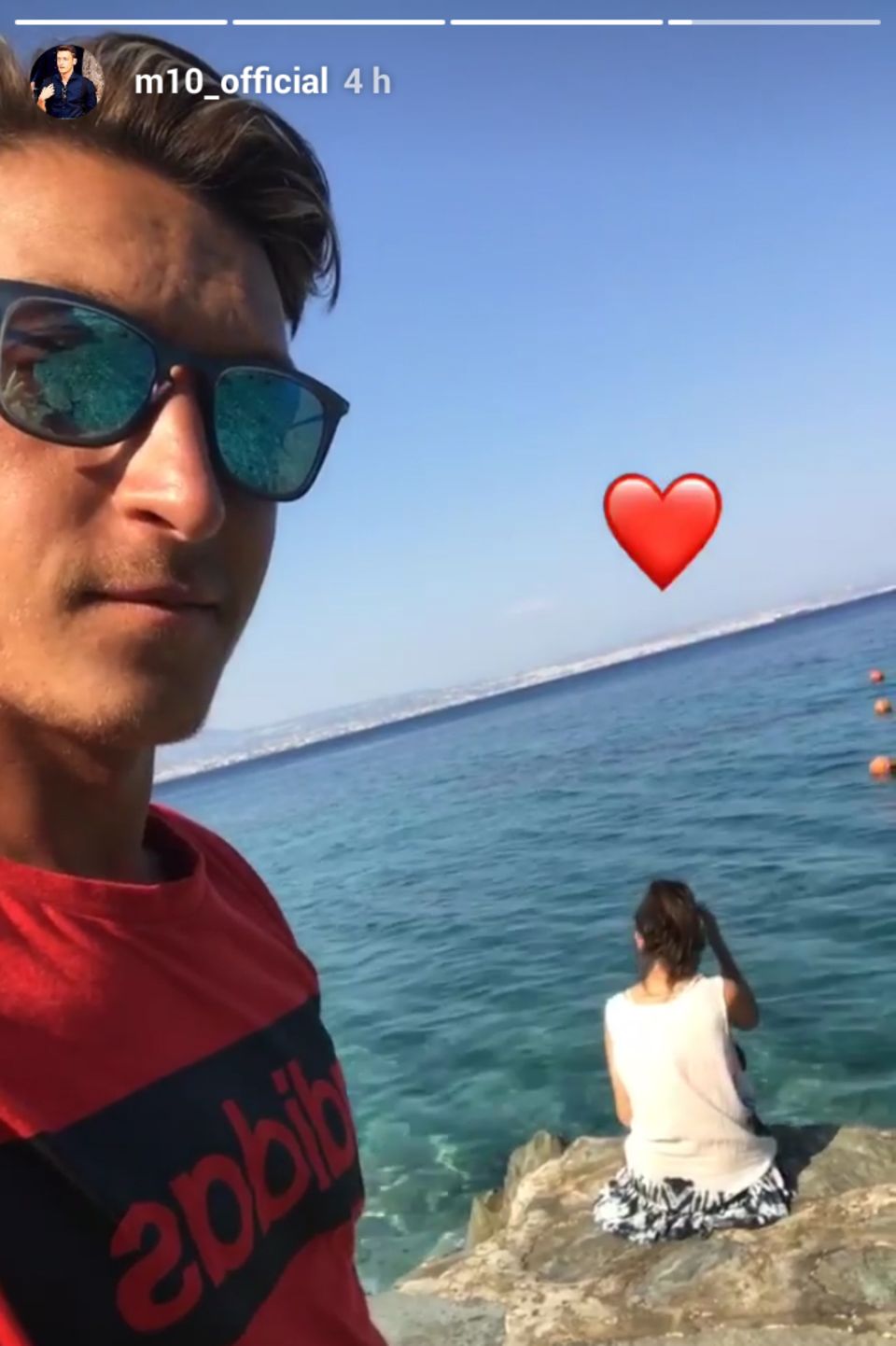 Zeigt Mesut Özil hier seine neue Freundin?