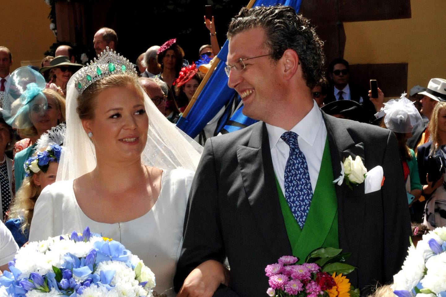 Prinzessin Sophie und Graf Constantin - den sie angeblich liebevoll "Consti" nennt - verlassen am tag ihrer kirchlichen Hochzeit die Wertheimer Stiftskirche.