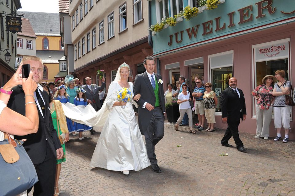Nach der Trauung schritt das Brautpaar samt der Gästeschar durch Wertheim hinab zum Main, um dann zur Party im Kreuzwertheimer Schloss überzusetzen.