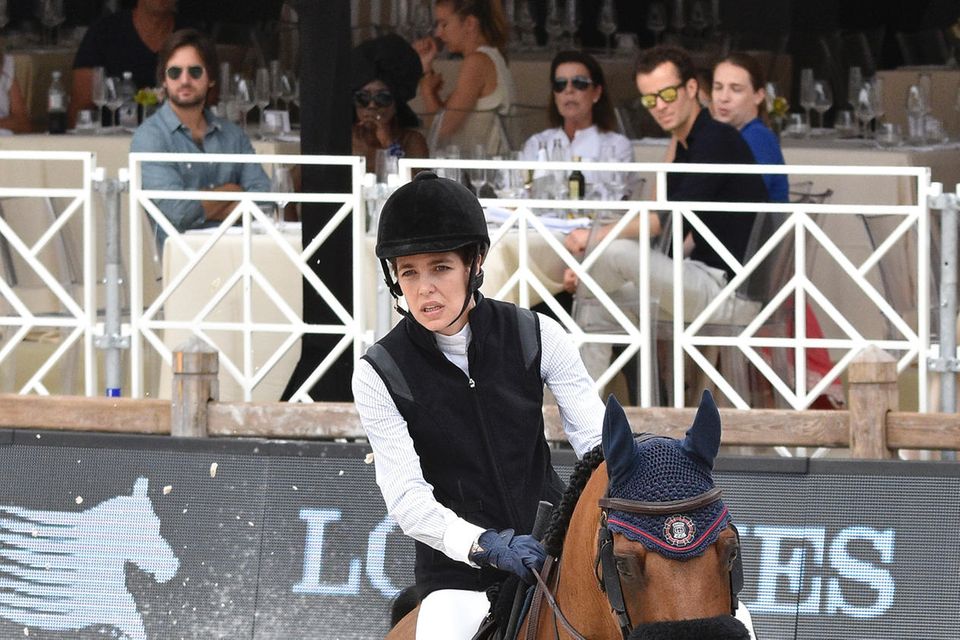 Charlotte Casiraghi: Charlotte Casiraghi reitet, Freund Dimitri Rassam (blaues Hemd, Sonnenbrille) schaut von der Tribüne aus zu. 24. Juni 2017 Charlotte Casiraghi reitet beim "12. International Monte Carlo Jumping"-Reitturnier in Cannes, ihr Freund Dimitri Rassam (blaues Hemd, Sonnenbrille) schaut von der Tribüne aus zu.