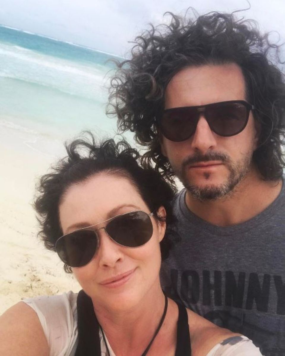 21. Juni 2017 Endlich geht es ihr besser: Nach ihrer Chemotherapie hat Schauspielerin Shannen Doherty endlich wieder Haare nachwachsen lassen können. Passend zu ihren dunklen Locken ist auch die Frisur ihres Ehemannes Kurt Iswarienko. 21. Juni 2017 Endlich geht es ihr besser: Nach ihrer Chemotherapie hat Schauspielerin Shannen Doherty endlich wieder Haare nachwachsen lassen können. Passend zu ihren dunklen Locken ist auch die Frisur ihres Ehemannes Kurt Iswarienko.