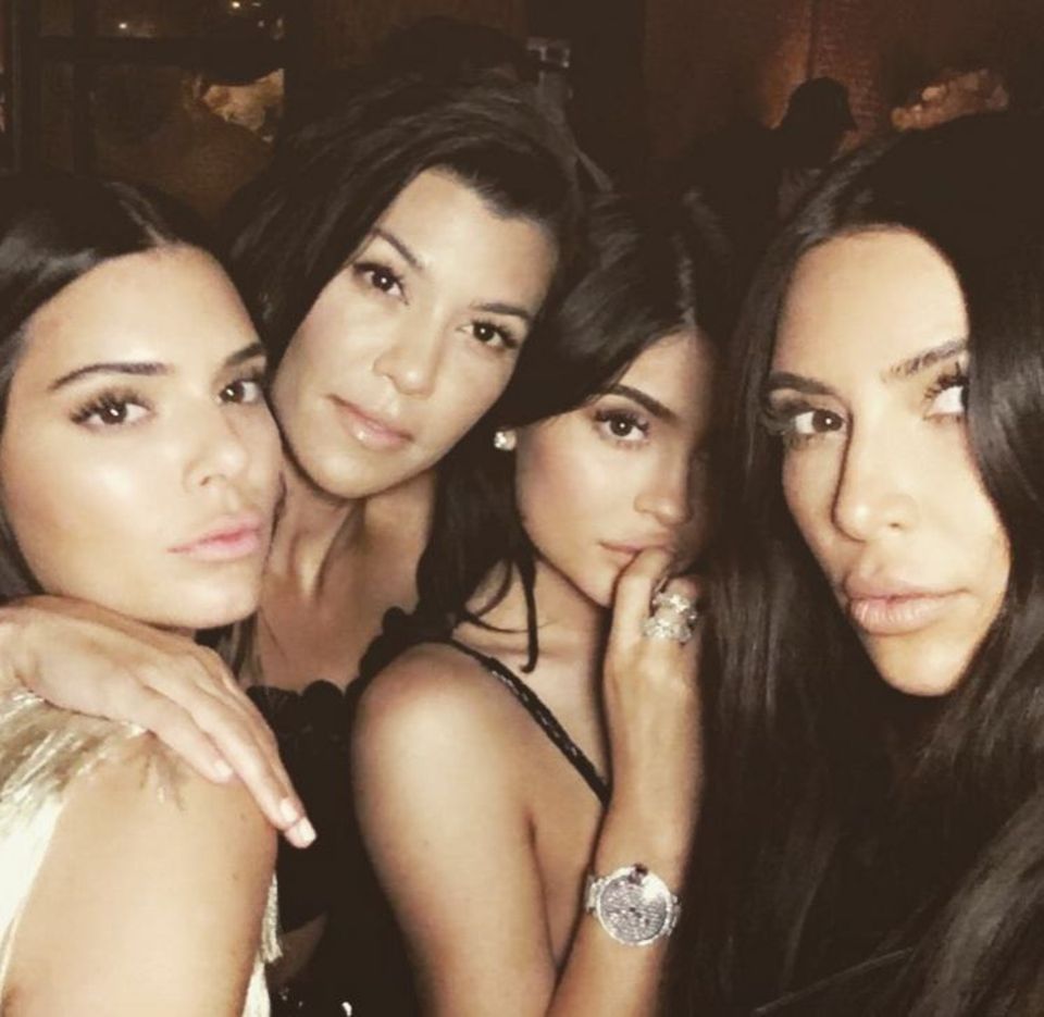 26. Juni 2017 Kendall Jenner, Kourtney Kardashian, Kylie Jenner und Kim Kardashian machen sich bereit ihre Schwester Khloé Kardashian zu überraschen, da sie morgen Geburtstag hat. Wie die Überraschung aussehen wird, wissen nur die vier hübschen Schlitzohren; wir bleiben gespannt.