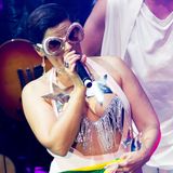 Ist sie das wirklich? Für das "Pride Island"-Event am Pier 26 in New York hat sich Nelly Furtado ein sehr spezielles Bühnenoutfit ausgesucht. Nicht nur die Glitzerbrille, die an besten Elton-John-Zeiten erinnert...