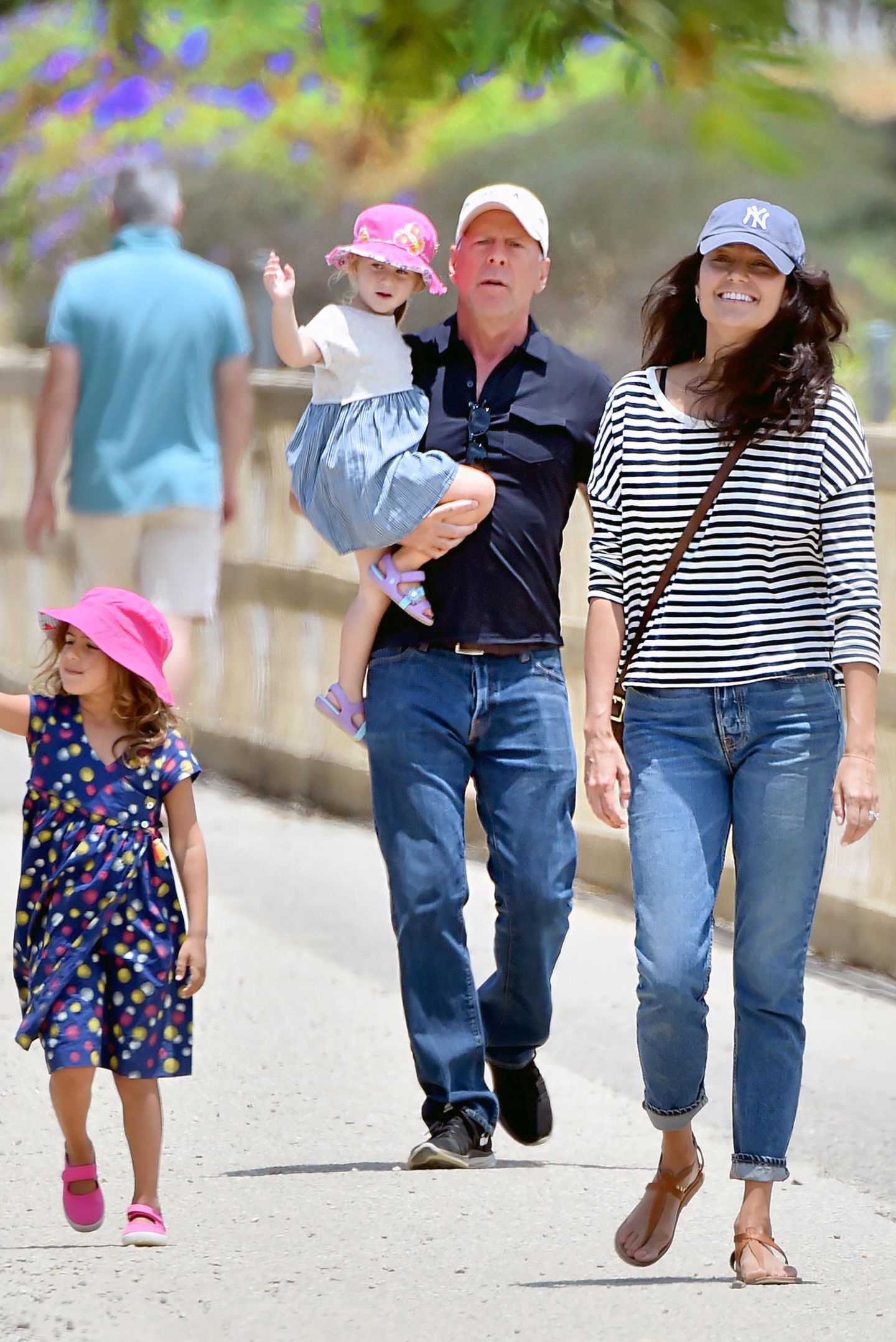 26. Juni 2017  Daddy Cool: Mit seinen Töchtern Mabel und Evelyn und seiner Frau Emma Heming macht Bruce Willis einen Ausflug in den Streichelzoo von Santa Monica. 