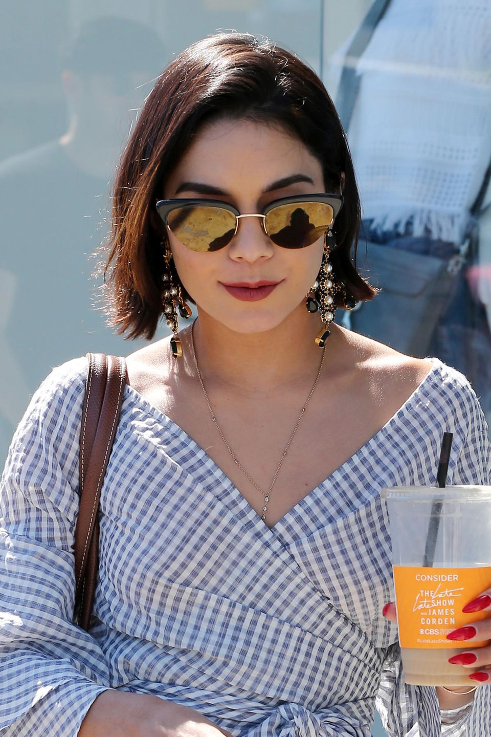 Mit stylisch-verspiegelter 50s-Sonnenbrille zeigt sich Vanessa Hudgens beim Shopping auf dem Melrose Boulevard.