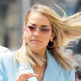 Als Rahmen glitzern an der rotglasigen Sonnenbrille von Rita Ora viele kleine Strasssteinchen.