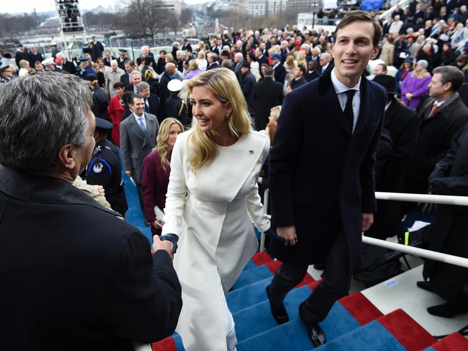 20. Januar 2017 Ivanka und Jared sind am Gipfel ihrer Macht angekommen: Soeben ist Donald Trump als 45. Präsident der USA auf dem Kapitol in Washington eingeschworen worden. Das junge Paar gehört damit jetzt zu den höchsten politischen und sozialen Kreise Amerikas. 20. Januar 2017 Ivanka und Jared sind am Gipfel ihrer Macht angekommen: Soeben ist Donald Trump als 45. Präsident der USA auf dem Kapitol in Washington eingeschworen worden. Das junge Paar gehört damit jetzt zu den höchsten politischen und sozialen Kreise Amerikas.