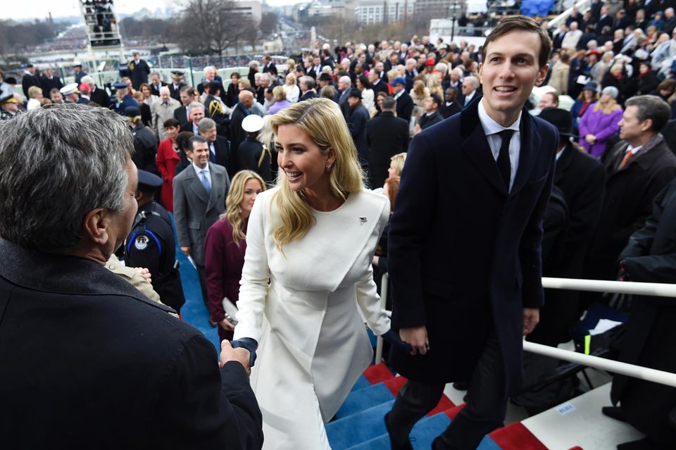 20. Januar 2017  Ivanka und Jared sind am Gipfel ihrer Macht angekommen: Soeben ist Donald Trump als 45. Präsident der USA auf dem Kapitol in Washington eingeschworen worden. Das junge Paar gehört damit jetzt zu den höchsten politischen und sozialen Kreise Amerikas. 