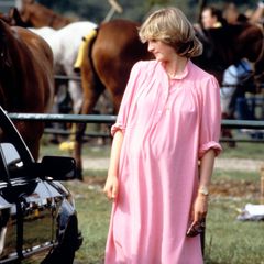 Als Diana mit Prinz William schwanger ist, hüllt sie ihren Babybauch gerne in lockere Kleider. Dieses Modell mit Knopfleiste wirkt dabei besonders frisch.
